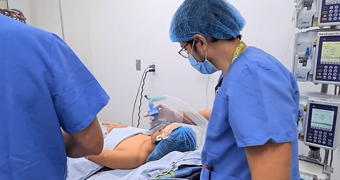 mujer-de-mediana-edad-sostiene-un-equipo-de-difusion-pulmonar