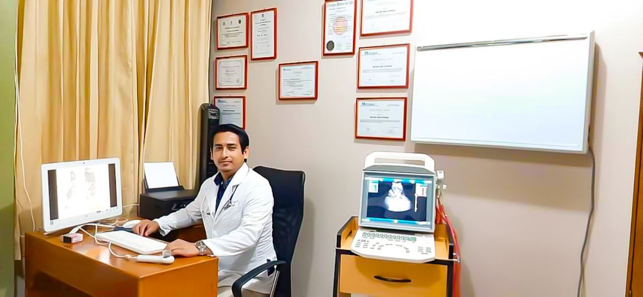 hombre-de-mediana-edad-posando-en-un-consultorio